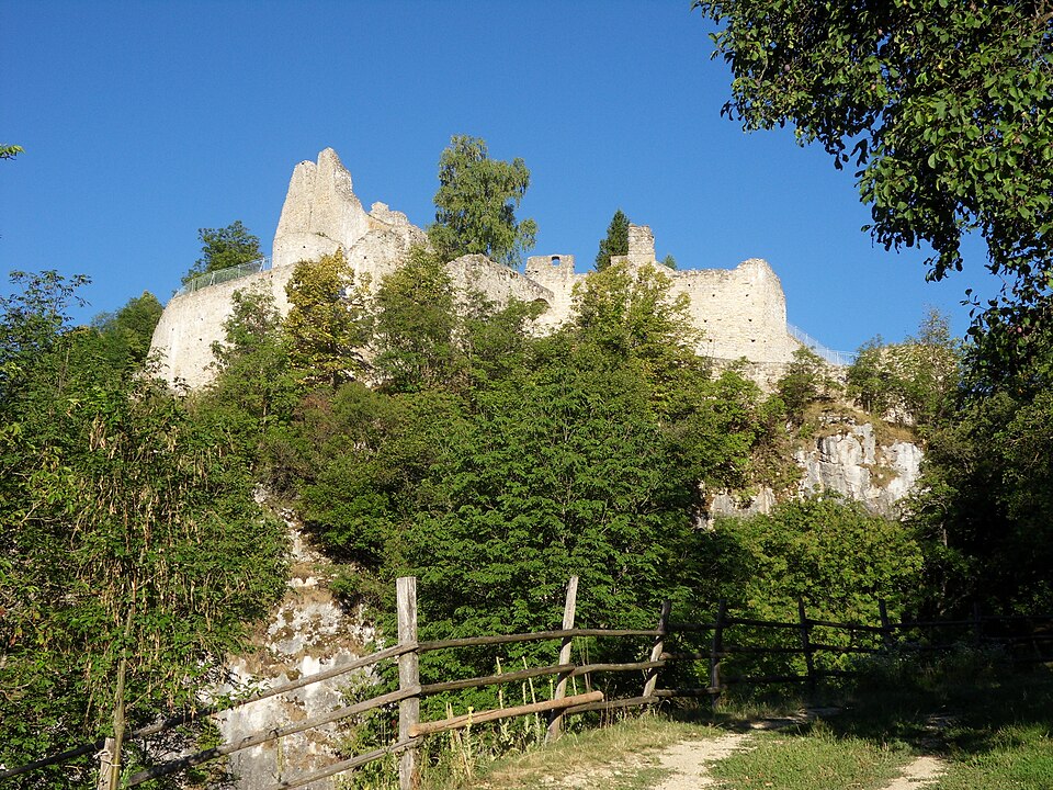 Fayl:Burgruine Rabenstein (Kärnten).JPG