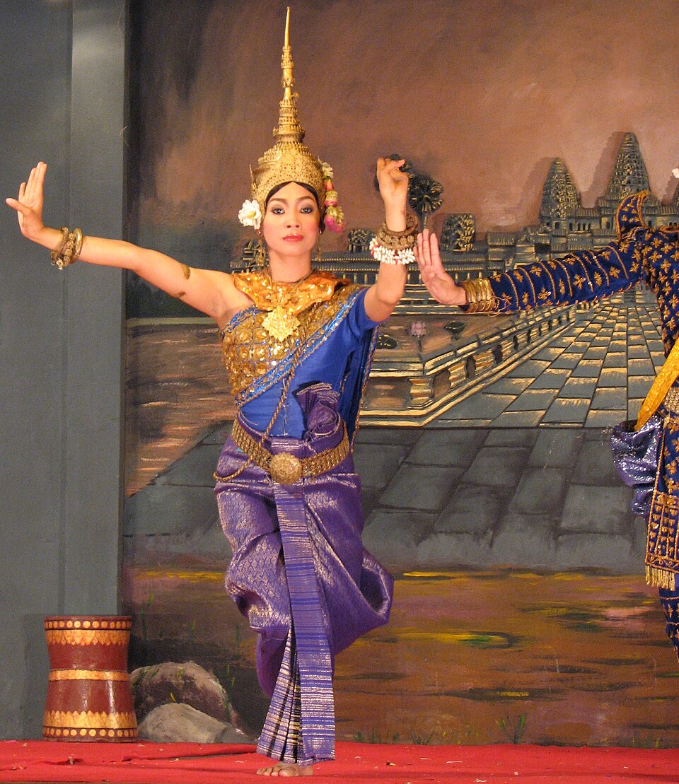 Fayl:Khmerr restaurant dancer.jpg