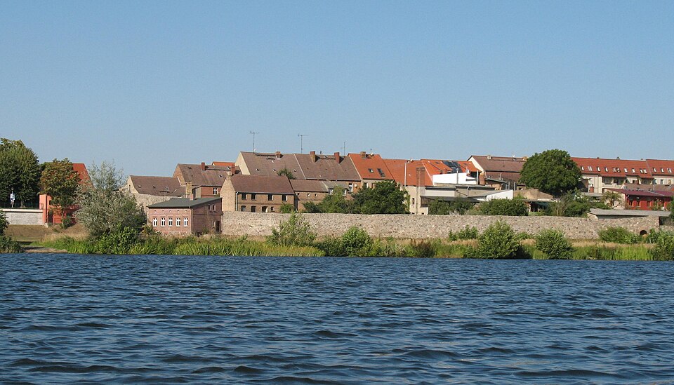 Fayl:Lychen Stadtmauer.jpg