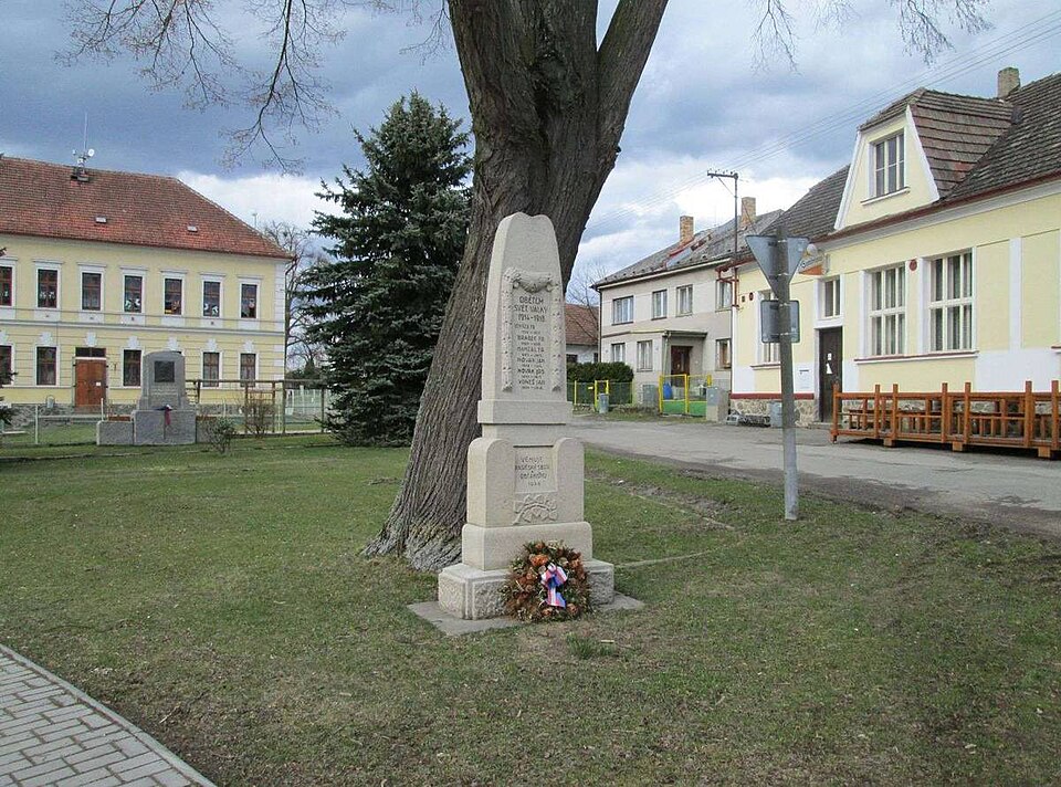 Fayl:Pomník padlým ve Zlukově (Q80460741).jpg