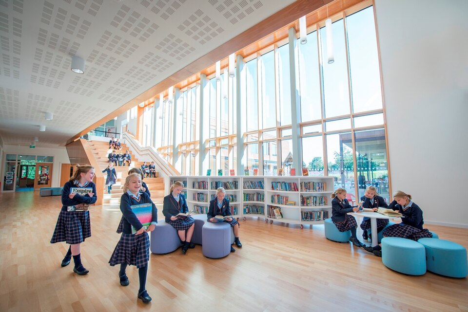 Fayl:St Swithun's Junior School.jpg