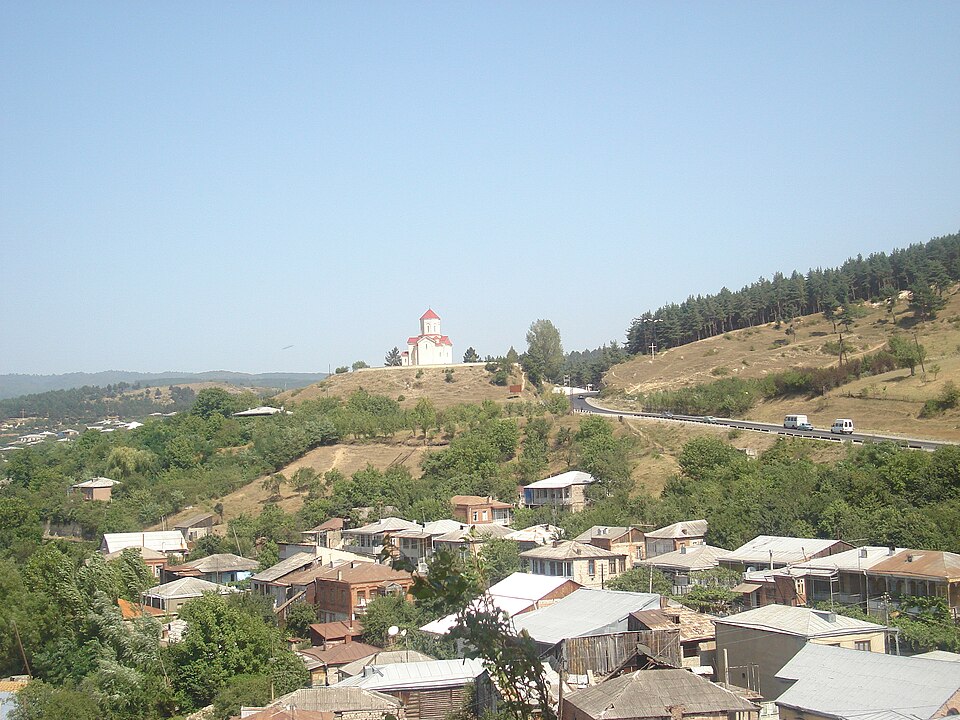 Fayl:Surami, Georgia.JPG