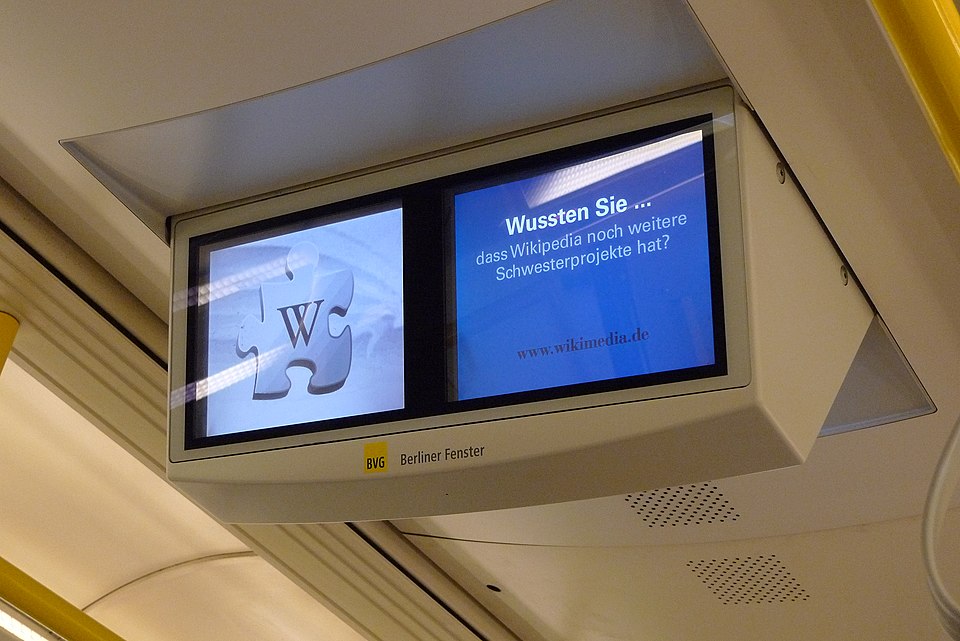 Fayl:WikipediaCommercialBerlinSubway3.JPG