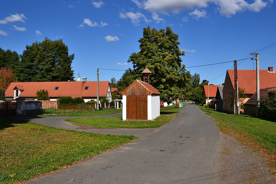 Fayl:Švihov 2015-09-28 Náves.jpg