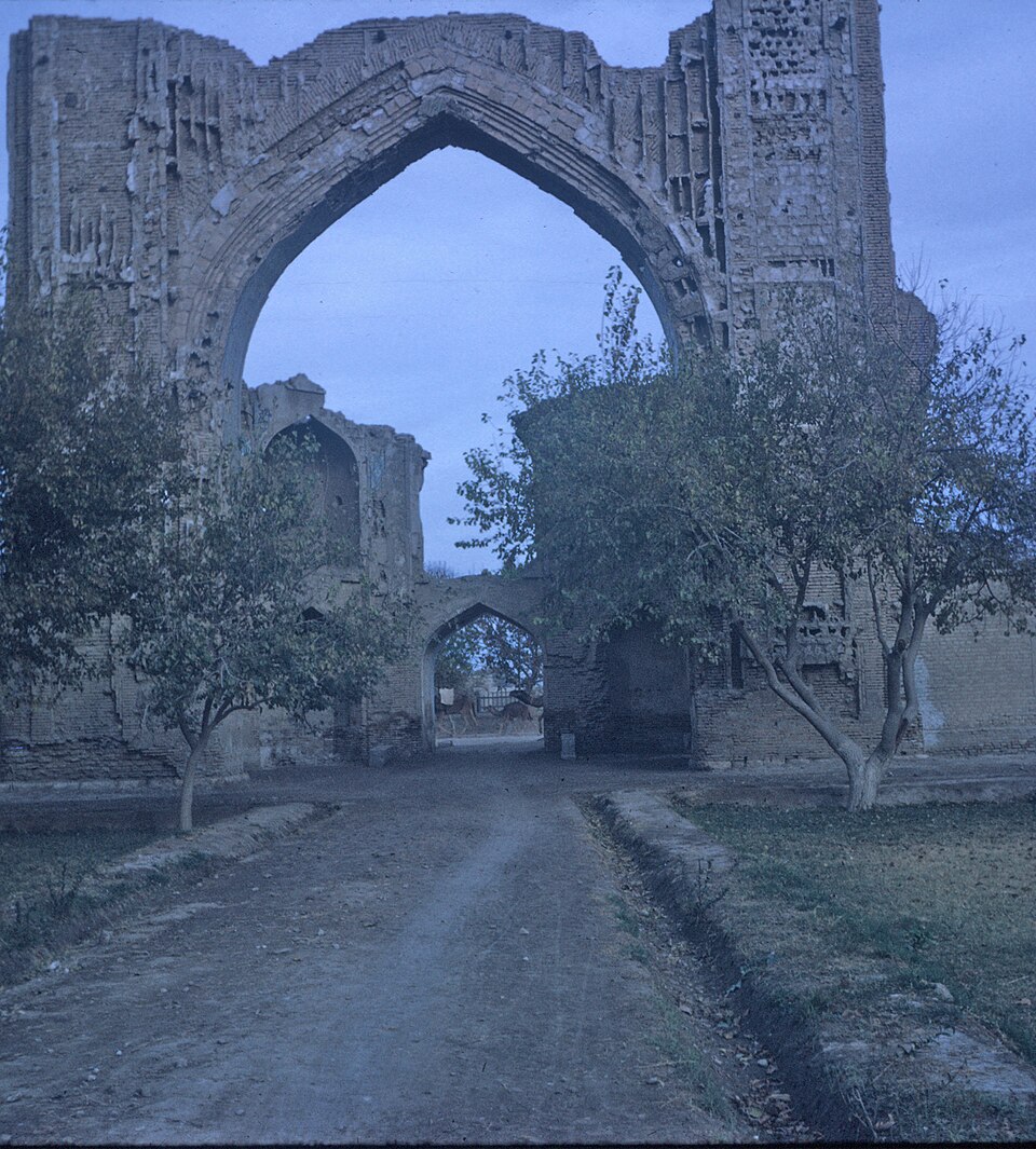 Fayl:Balkh mosque entrance arch.jpg