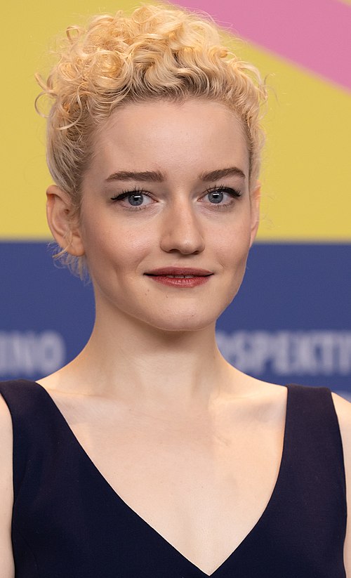 Fayl:Julia Garner in 2020, cropped.jpg