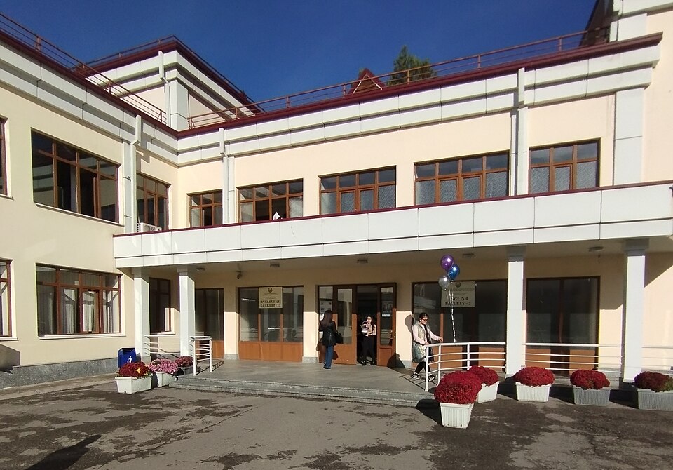 Fayl:2-Ingliz fakulteti (UzSWLU).jpg