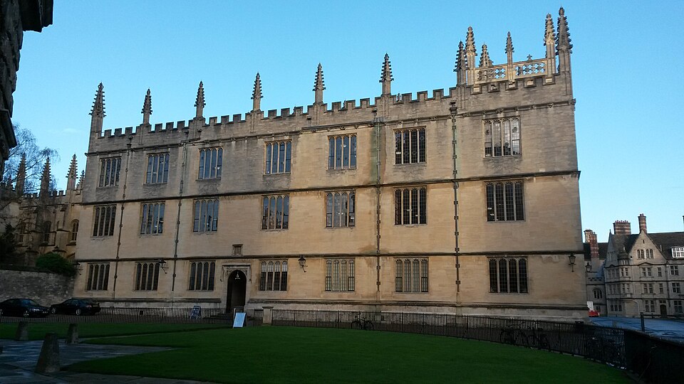 Fayl:Bodleian from Radcliffe Square.jpg