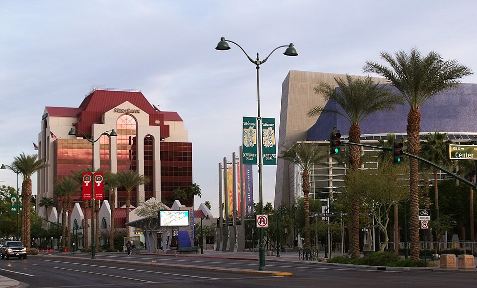 Fayl:Downtown Mesa Arizona.jpg