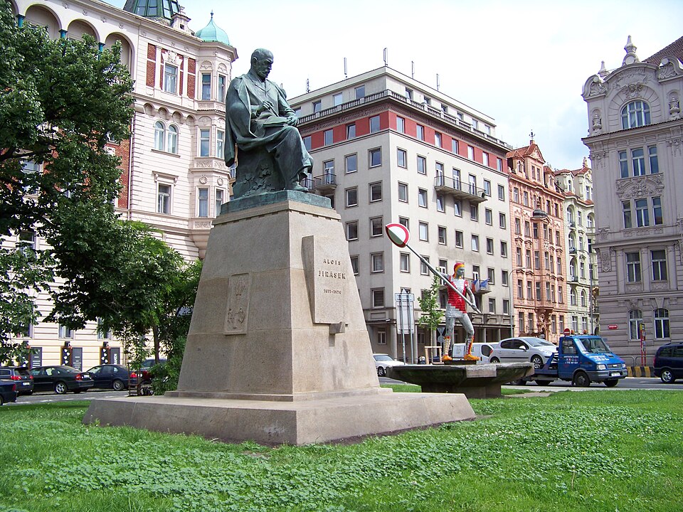 Fayl:Jiráskovo náměstí, Jiráskův pomník.jpg