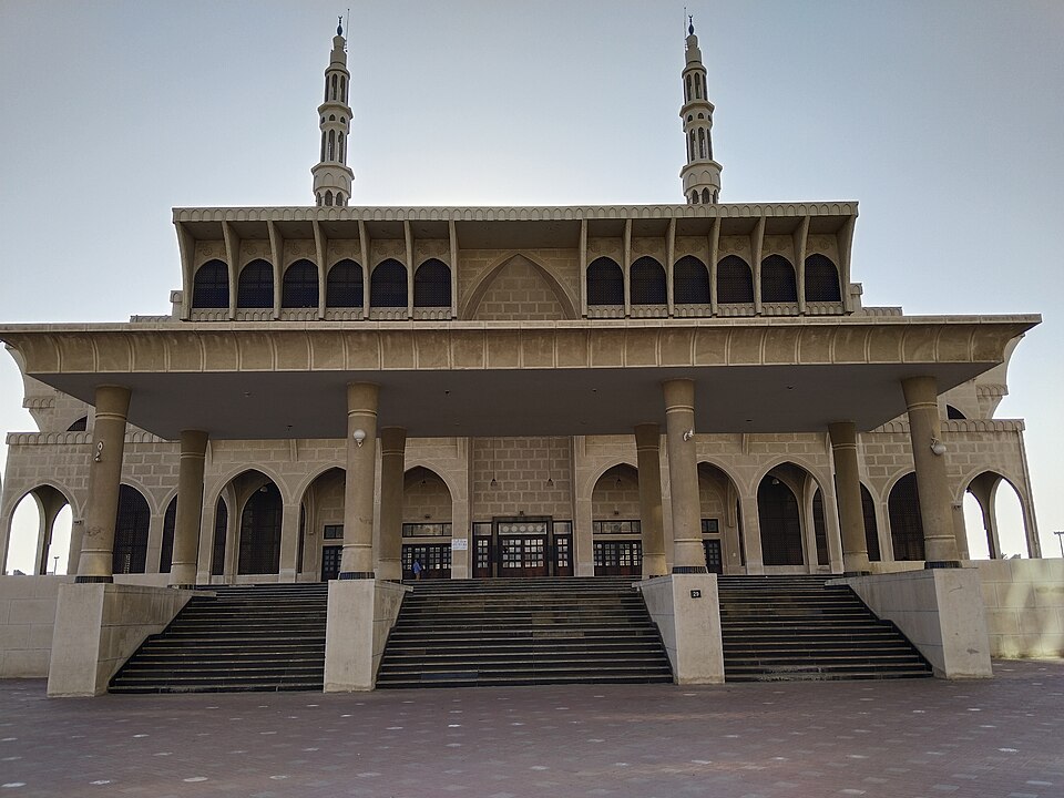 Fayl:King Faisal Mosque Front View.jpg