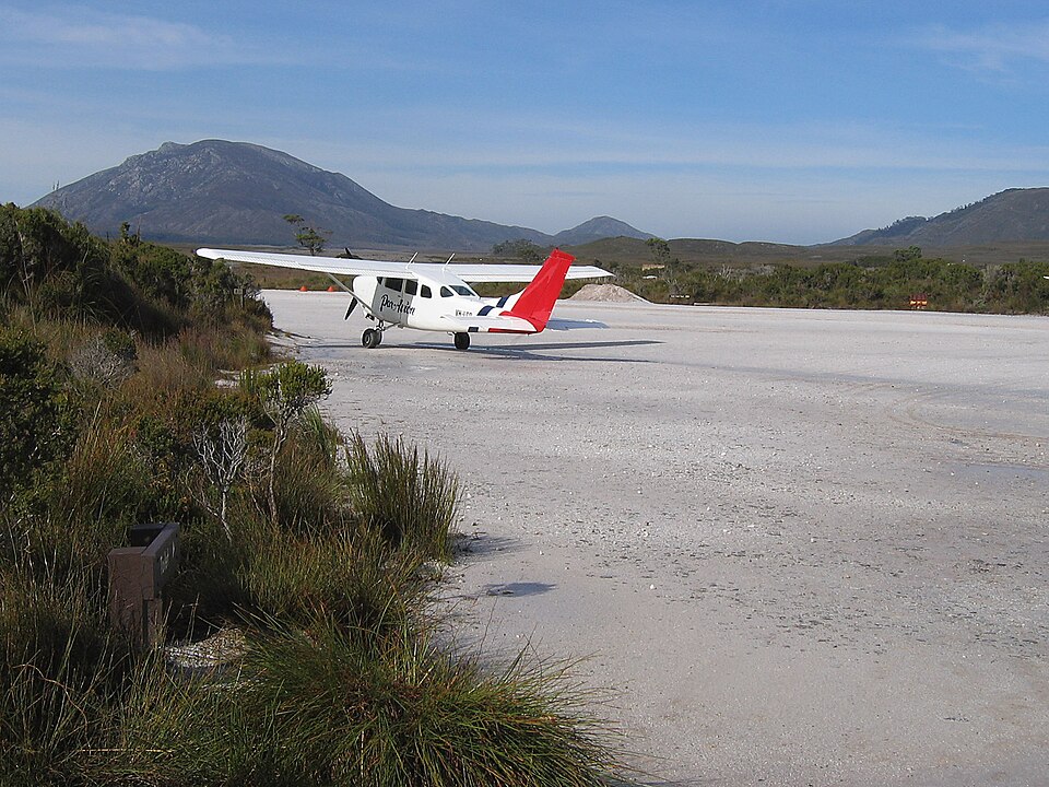Fayl:Melaleuca Airstrip SW Tas.jpg