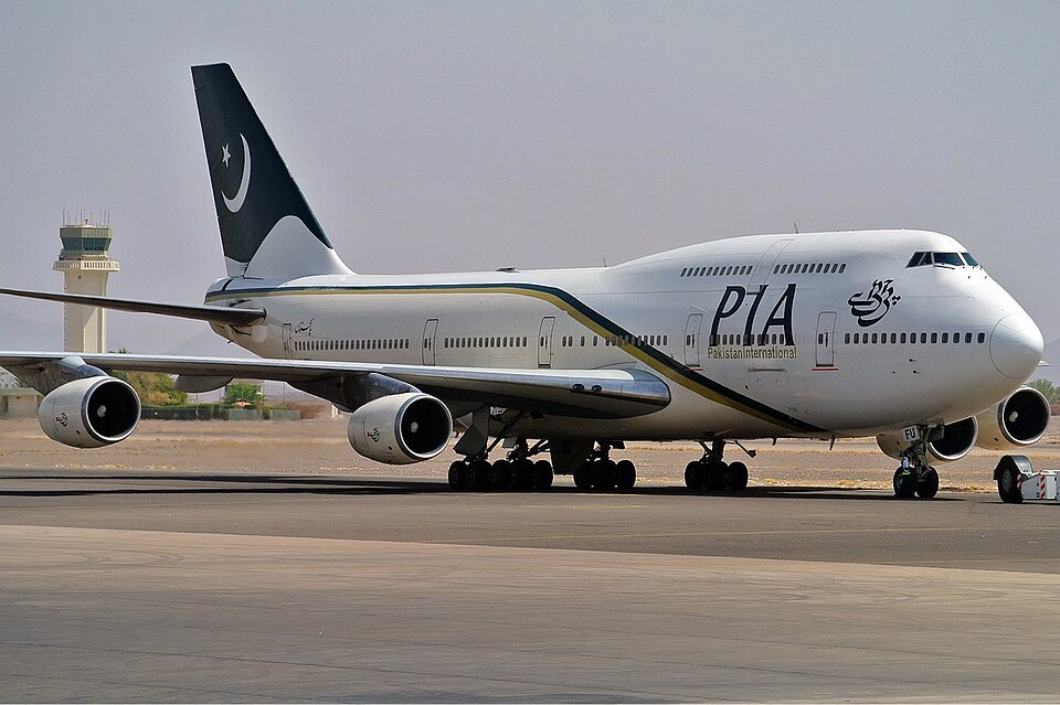 Fayl:PIA Boeing 747-300 UR-SDV-1.jpg