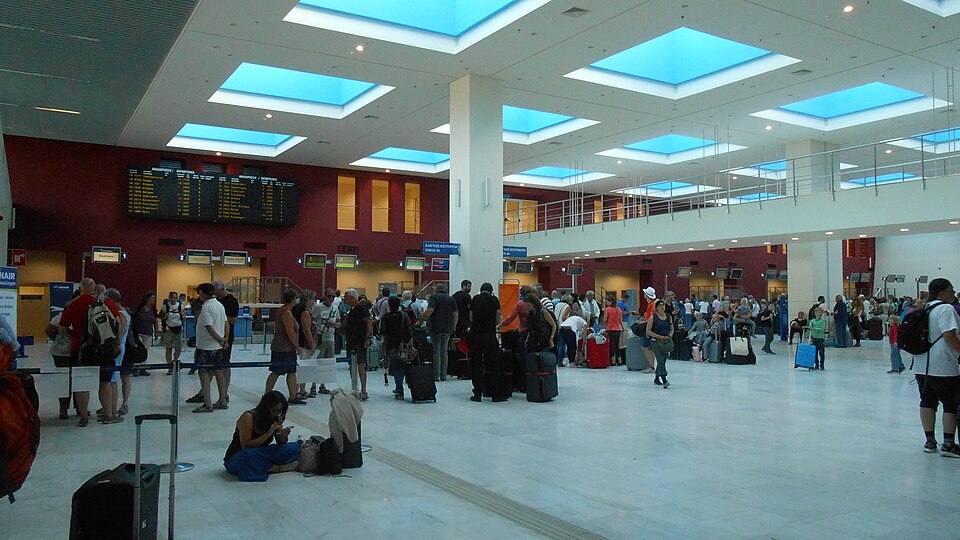 Fayl:Chania Airport, Schalterhalle.jpg