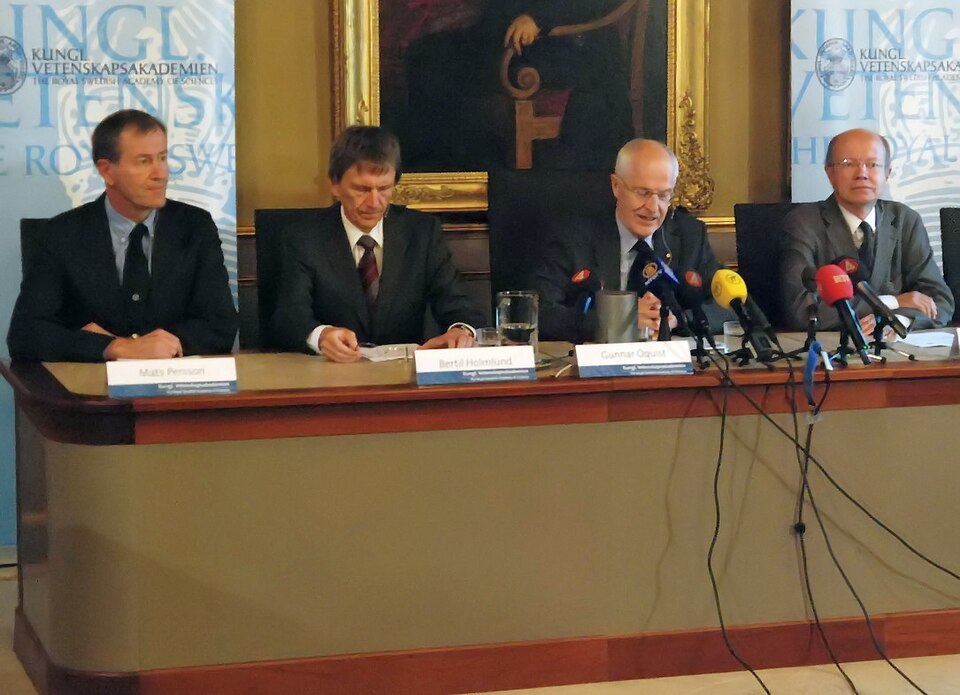 Fayl:Nobel2008Economics news conference1.jpg