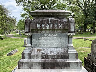 A large headstone reading „BEATTY“ in all caps with the names of the subject and his wife, and the birth and death dates of both persons.