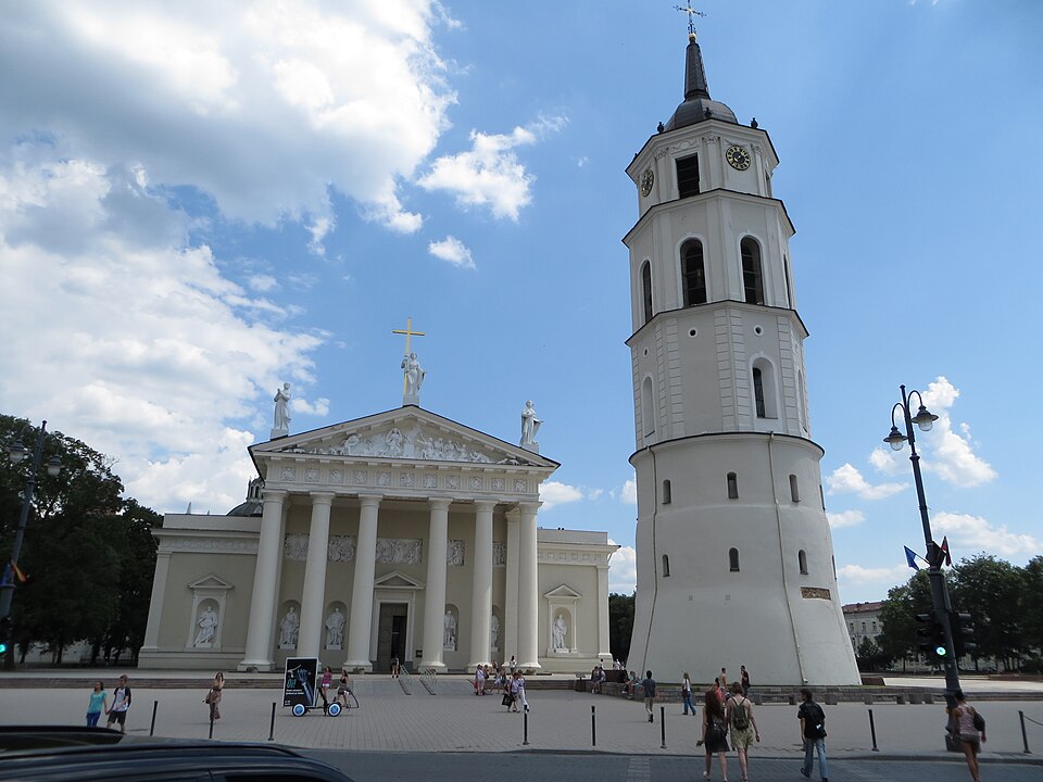 Fayl:The Cathedral of Vilnius (9651270569).jpg