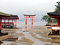 Torii past suv oqimida, ziyoratgohning ichidan.