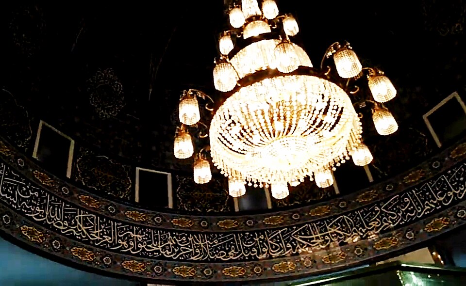 Fayl:Al-Hamra Mosque Chandelier.jpg