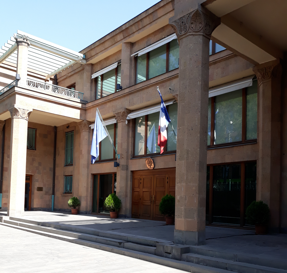 Fayl:Embassy of France in Armenia.png