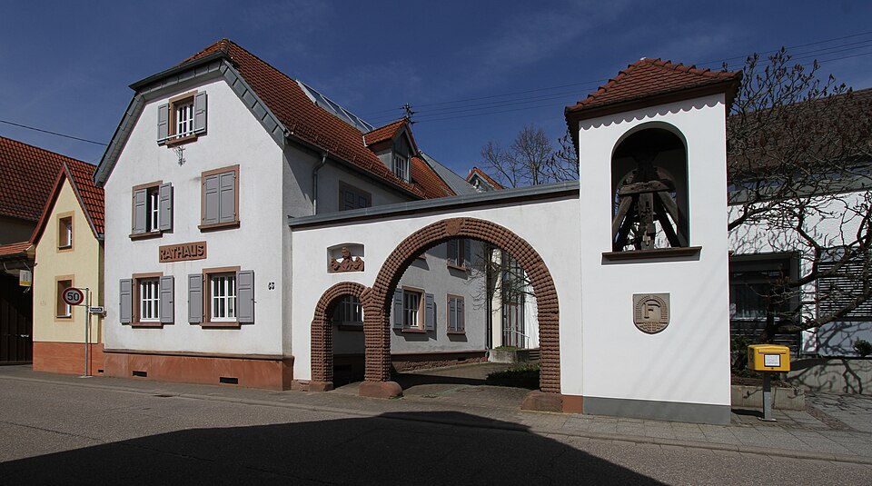 Fayl:Freckenfeld-16-Hauptstr 65-Rathaus-Dampfnudeltor-gje.jpg