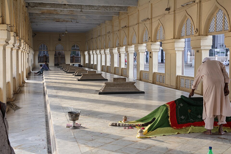 Fayl:Mecca Masjid graves.jpg