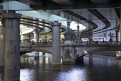 Nihonbashi ko‘prigi ostidan oqib o‘tuvchi Nihonbashi daryosi. Yuqorida Shuto Expressway koʻrsatilgan.