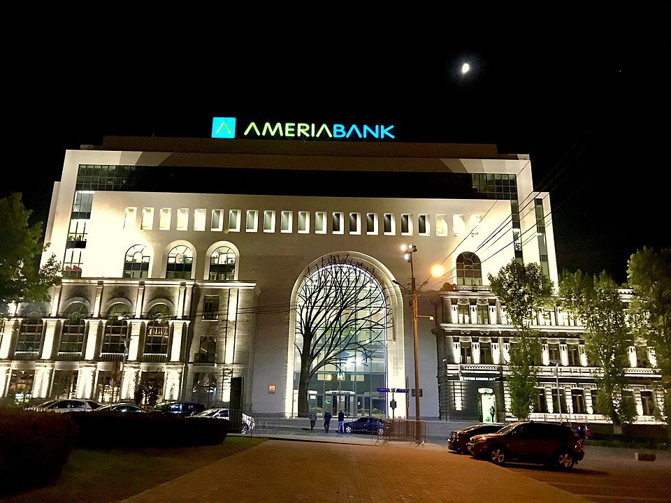 Fayl:Armenia Bank building during night.jpg