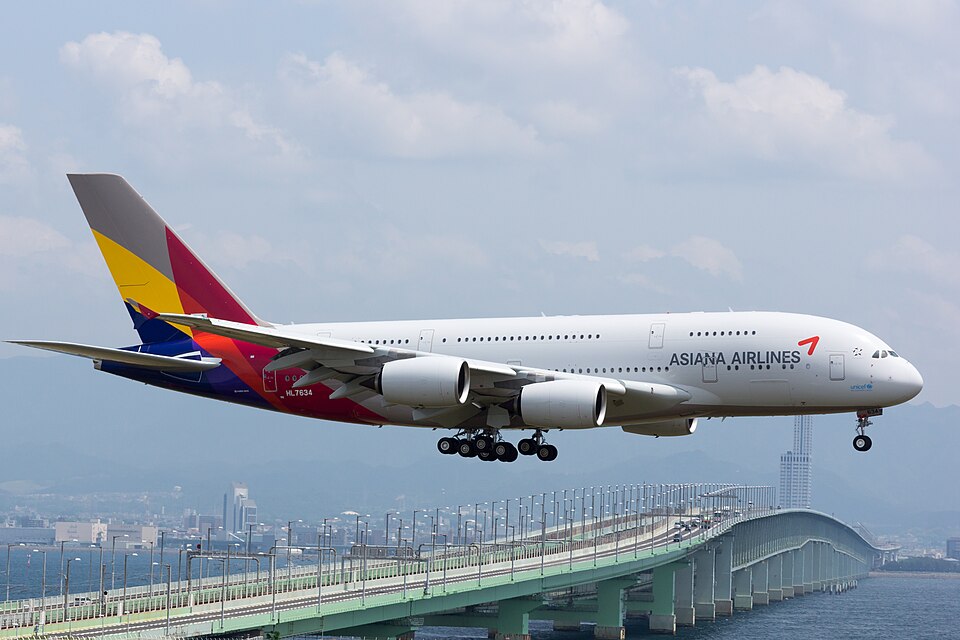 Fayl:Asiana Airlines, A380-800, HL7634 (17765412761).jpg