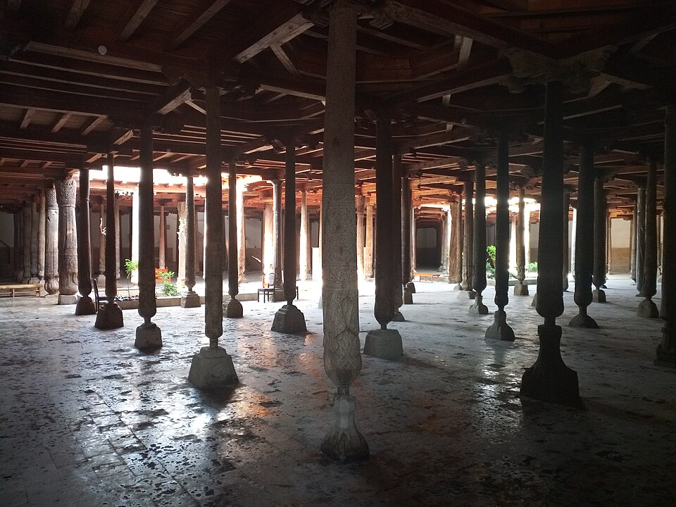 Fayl:Dschuma Moschee innen.jpg