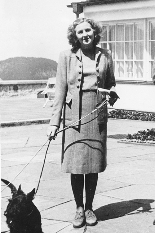 Fayl:Eva Braun walking dog.jpg