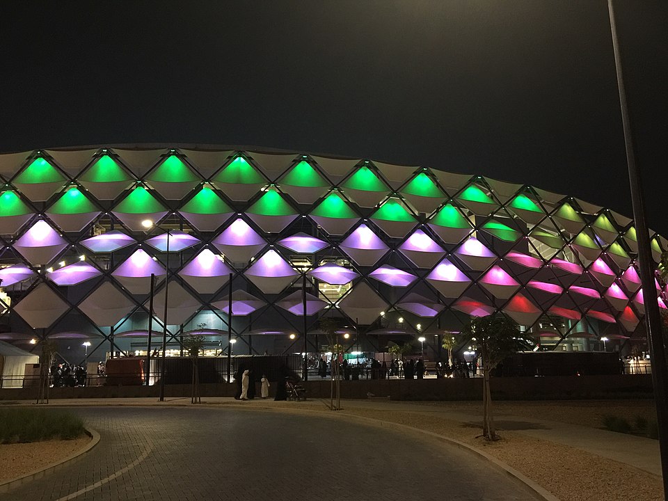Fayl:Hazza Bin Zayed Stadium night.jpg