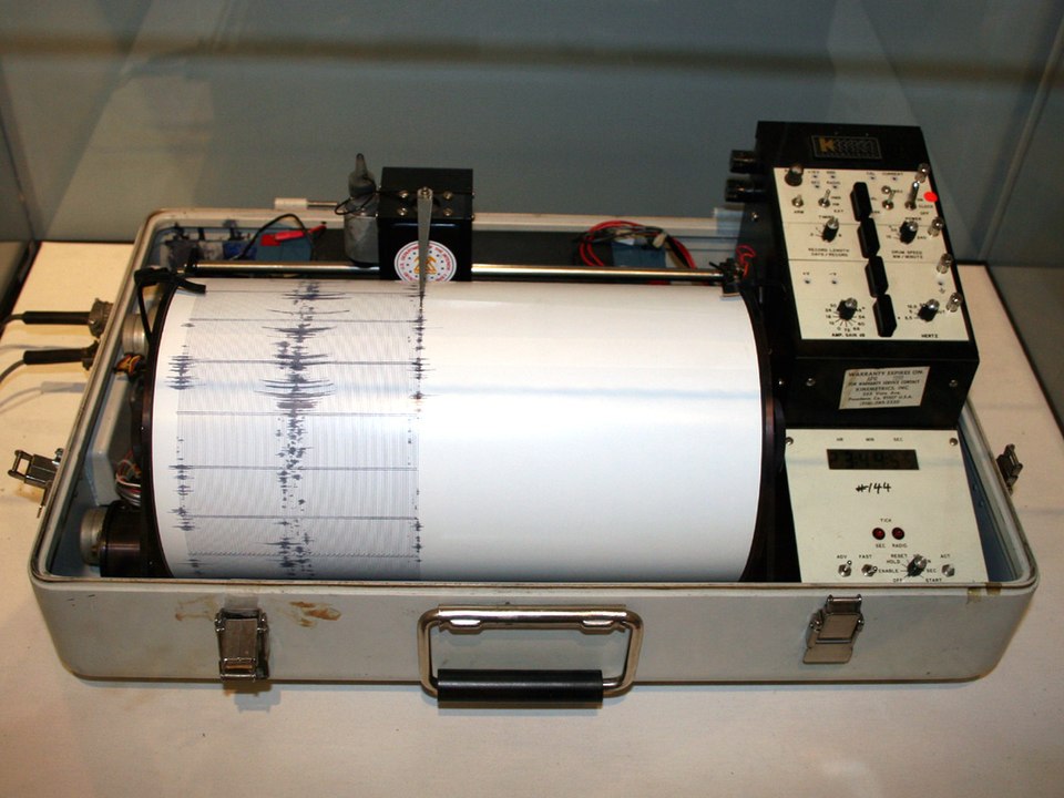 Fayl:Kinemetrics seismograph.jpg