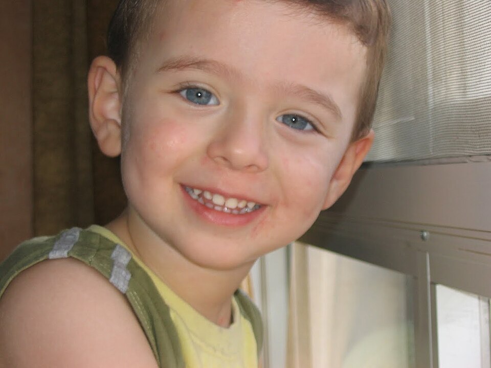 Fayl:Little kid smiling..jpg