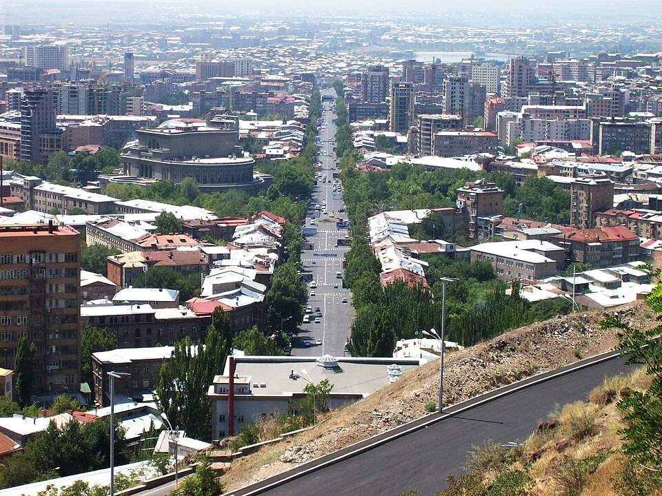 Fayl:Mashtots Avenue, Yerevan (2008).jpg