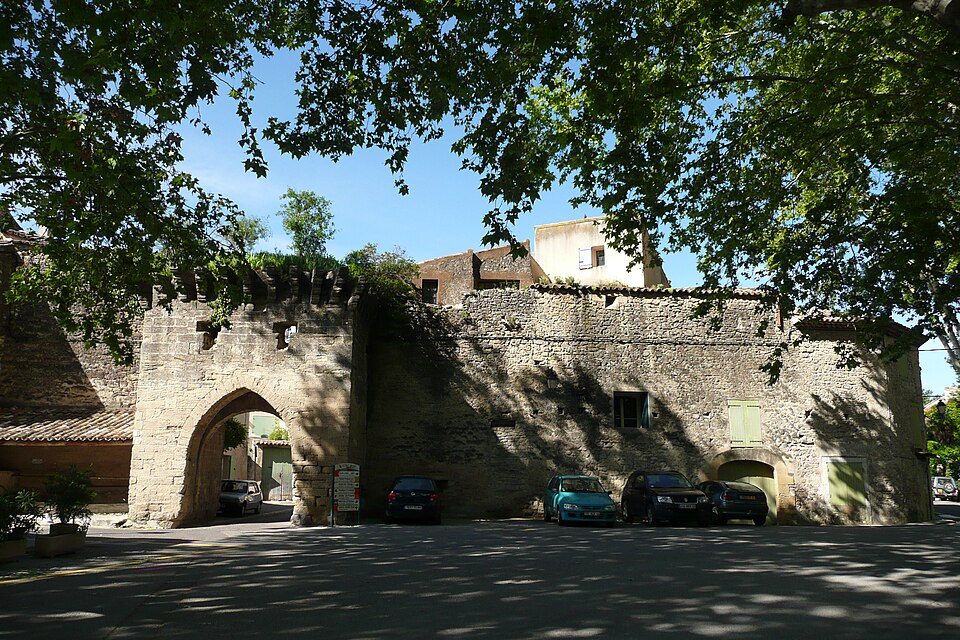 Fayl:Rempart à Cucuron.JPG