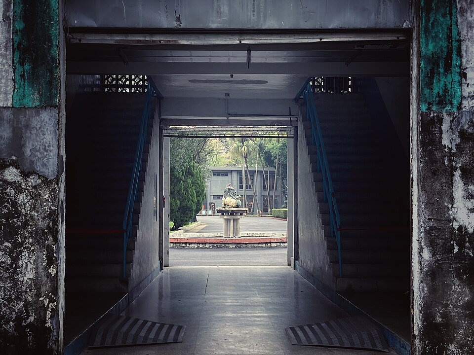 Fayl:新店二十張景美軍事看守所樓梯.jpg