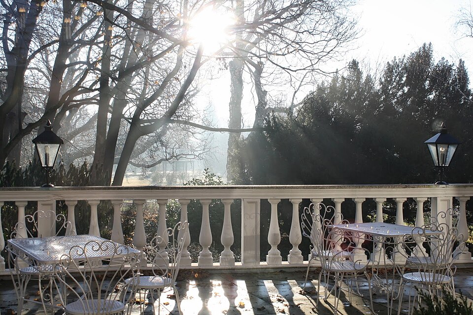 Fayl:A terrace in Baden, Austria.JPG