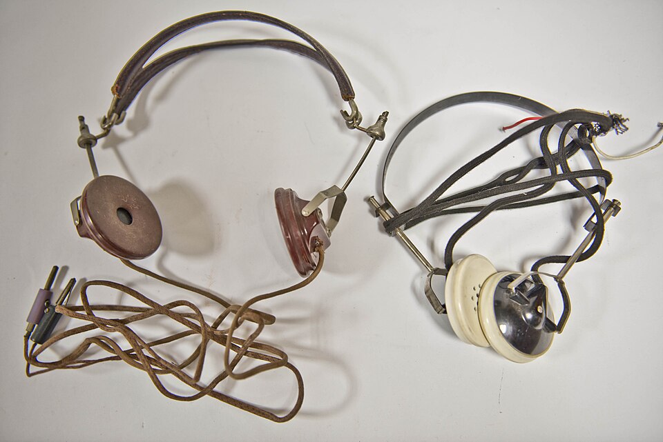 Fayl:Earphones-antik hg.jpg