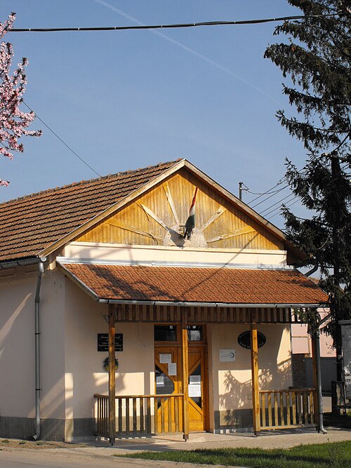 Fayl:Library Maroslele.jpg