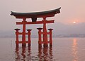 Torii quyosh chiqishida