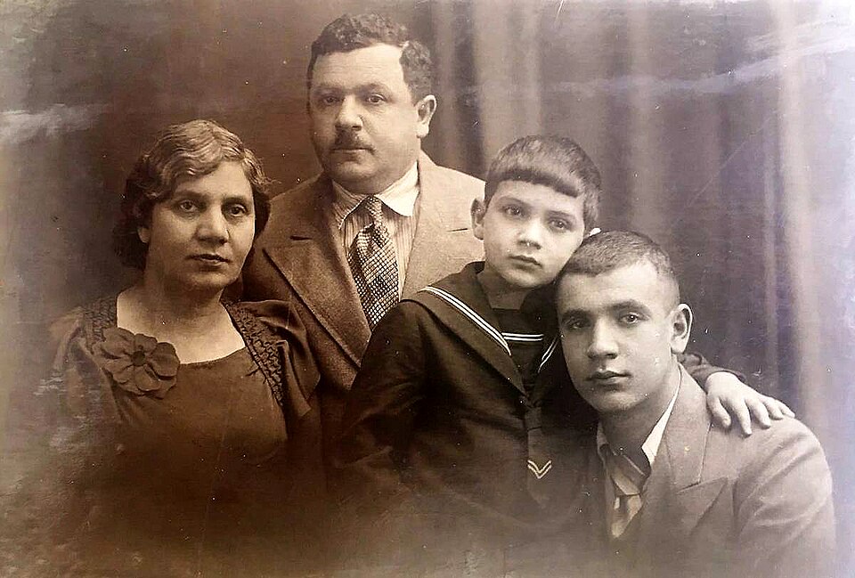 Fayl:RAK family.jpg