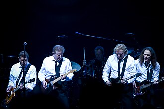 Eagles guruhi 2008-yilda Chapdan oʻngga: Glenn Frey, Don Henley, Joe Walsh, Timothy B. Schmit