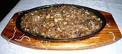 Chumolilar daraxtga chiqishmoqda