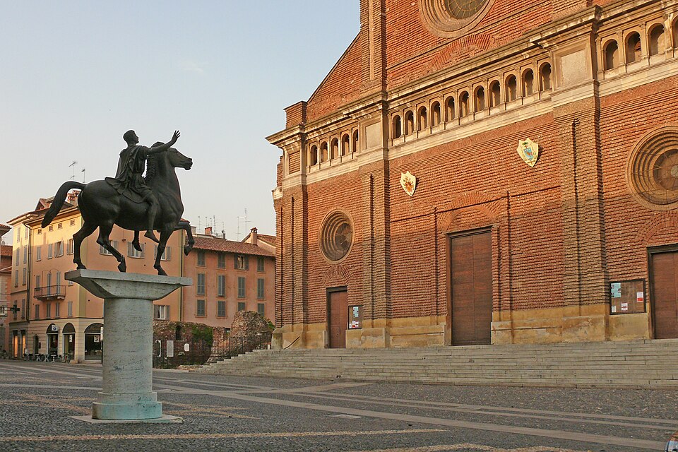 Fayl:Pavia Regisole 2010.jpg