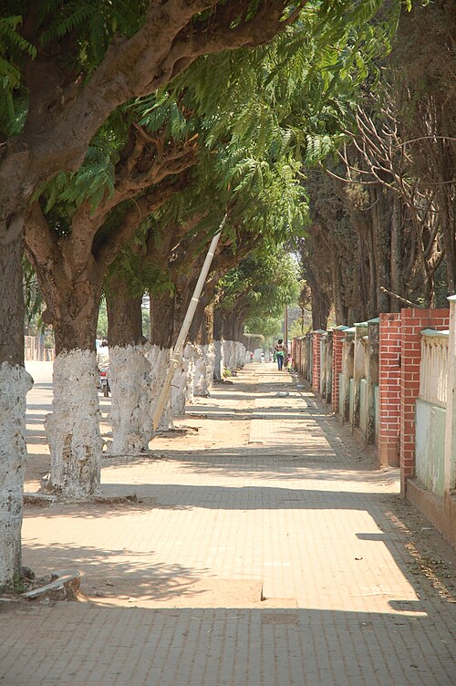 Fayl:Sidewalk in Huambo.jpg