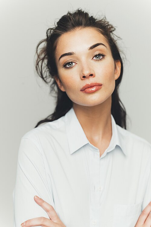 Fayl:Amy Jackson headshot.jpg
