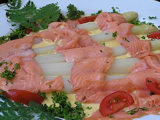 Qizil ikra goʻshti ham astaksantin deb ataladigan tabiiy karotenoid pigmenti tufayli pushti rangga ega.