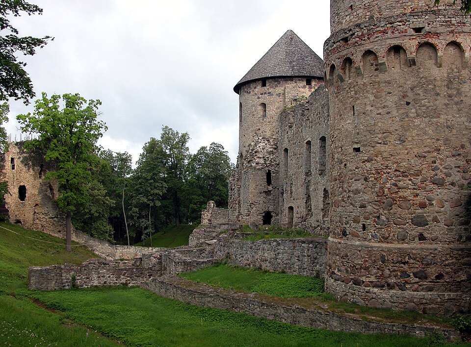 Fayl:Cesis Burg.jpg
