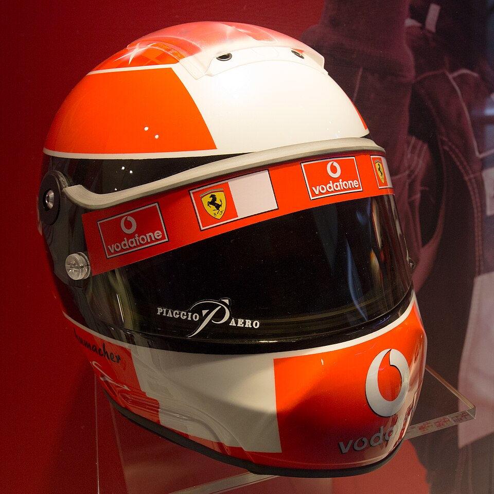 Fayl:Michael Schumacher helmet Museo Ferrari.jpg